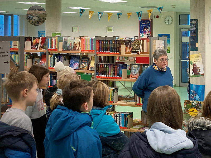 Read more about the article So viele Bücher – Besuch der Klasse 5a in der Kreisbücherei